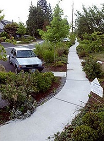 At-grade sidewalk protected behind bioswale, angle parking, and landscaping. (City of Seattle)