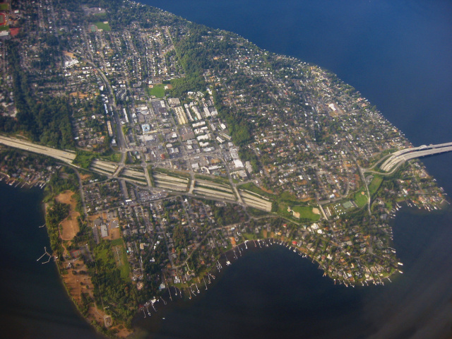The lids and landscaped overpasses over I-90 on Mercer Island. (Photo by Andy Tucker)