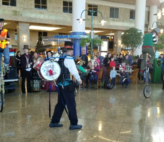 Sunday Video: Holiday Fun At Sea-Tac