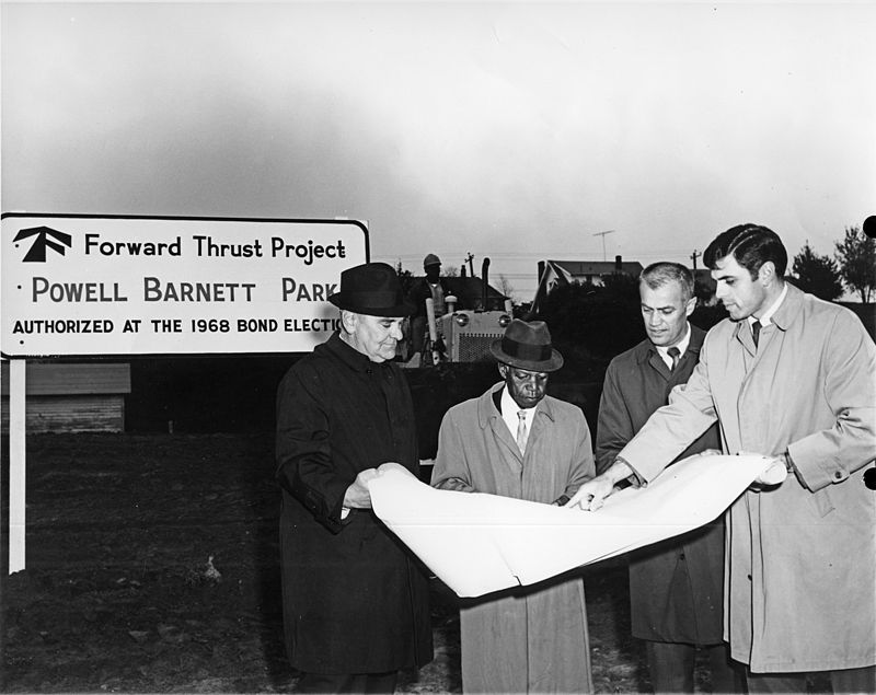 800px-Powell_Barnett_and_others_looking_plans_for_Powell_Barnett_Park,_1970