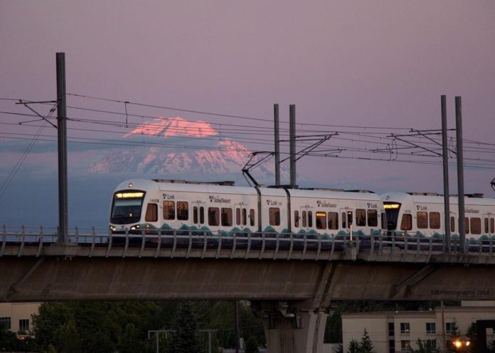 Link with Rainier Backdrop (Credit: Reddit U/SD70MACMAN)