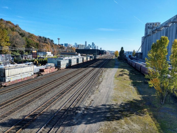 BNSF Railways track heading into Downtown Seattle from Interbay. (Credit: Doug Trumm)