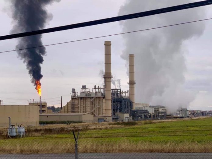 Puget Sound Energy bought a 270 kWh fracked gas power plant in Ferndale in 2012. A nearby refinery had this flaring event in September which was blamed on a power outage. (Photo courtesy of Robin Woelz)