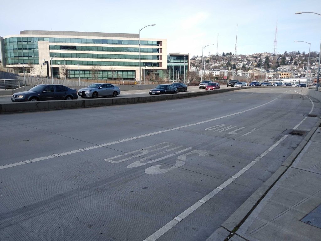 A short bus-only queue jump that funnels into the one-lane merge point at Harrison Street northbound (Photo by the author)