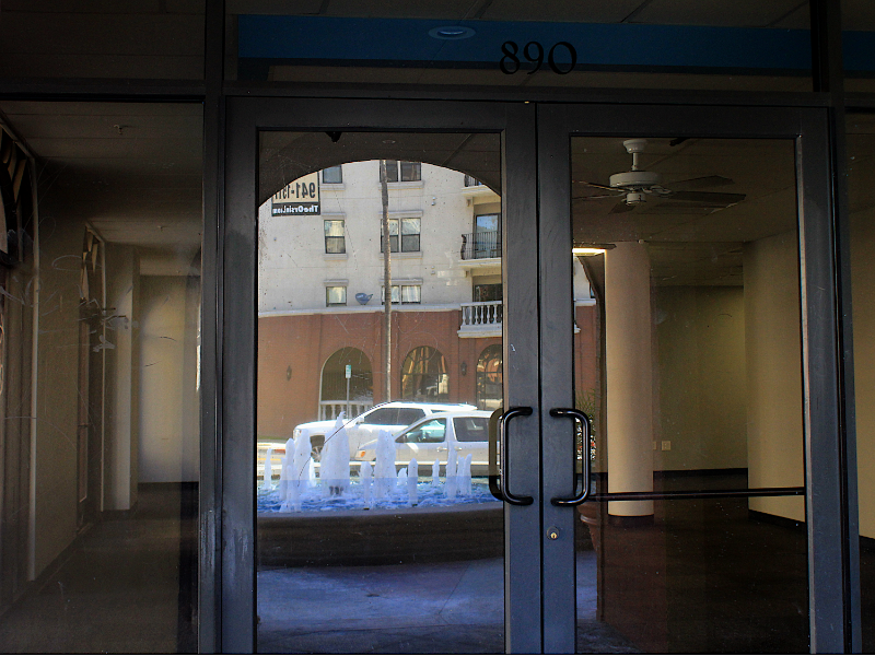 Empty ground-level storefront at Orsini Apartments at Sunset Blvd. and Figueroa St. (Photo by Leilani Commons)