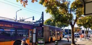 Route 40 briefly uses Market Street to connect to 24th Avenue NW, sharing a stop with Route 44. (Photo by author)