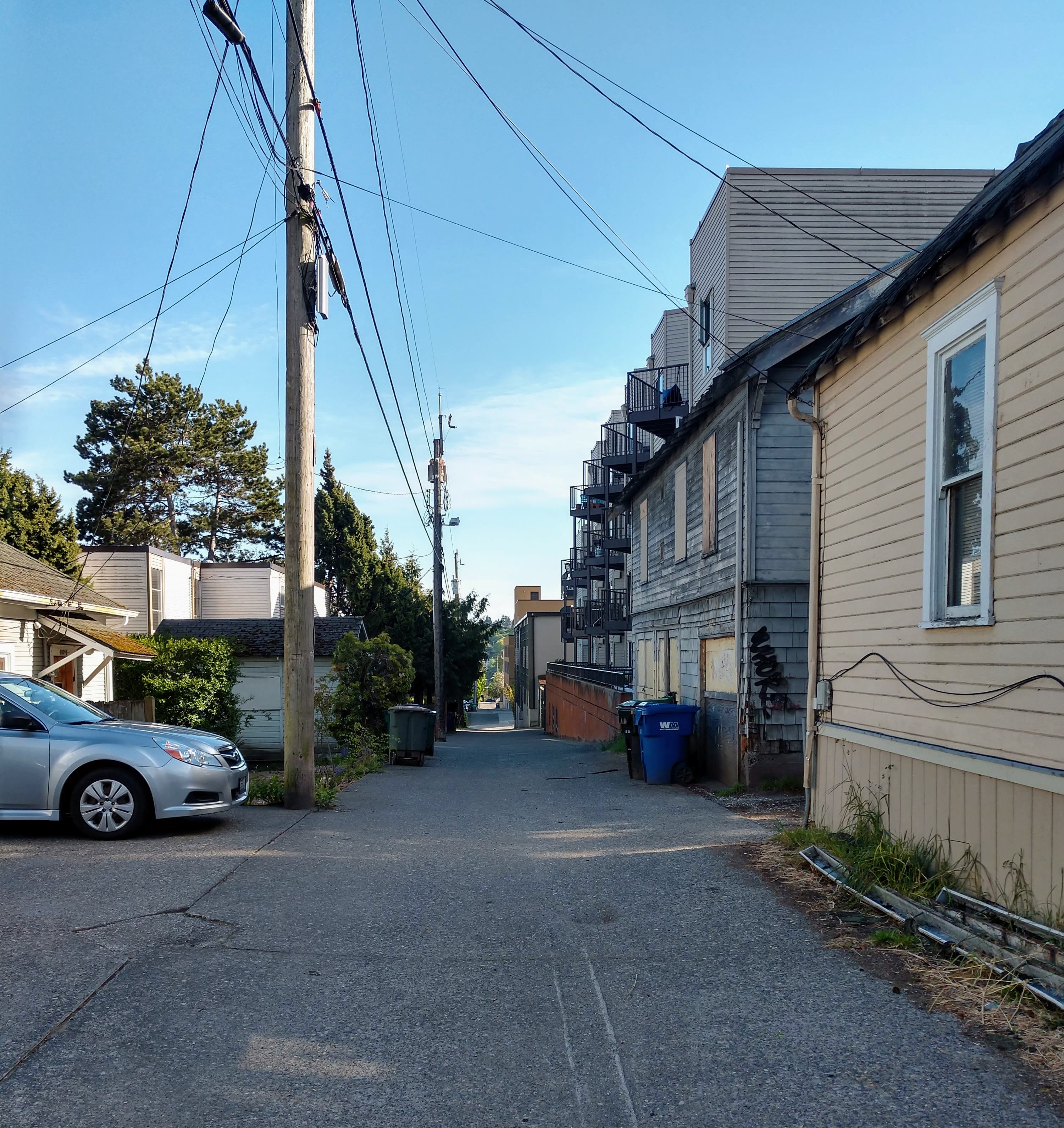 Midrise zoning meets low-rise zoning in this Fremont alley. (Photo by Doug Trumm)