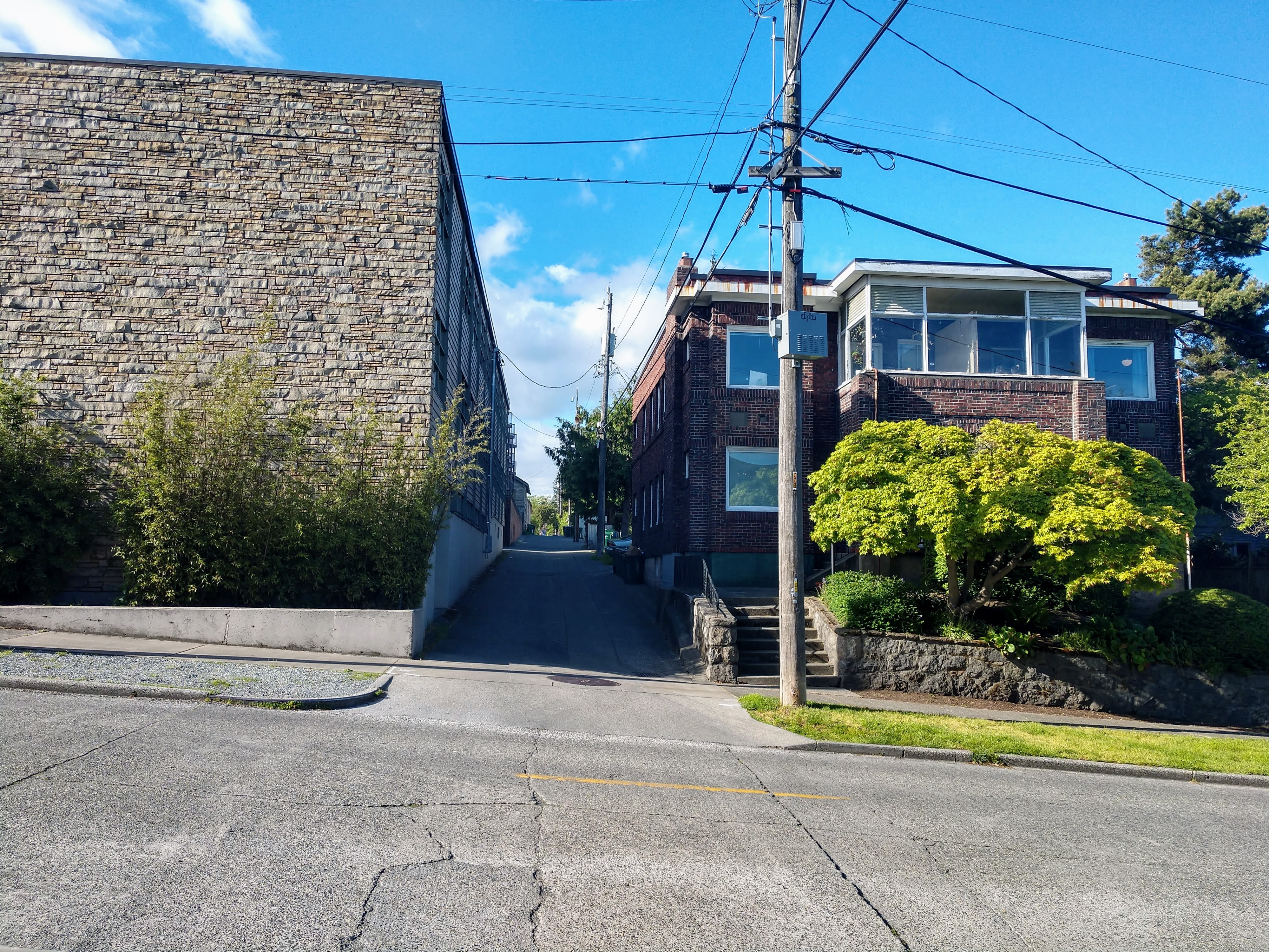 Alley just east of SR-99 in Fremont. (Photo by Doug Trumm)