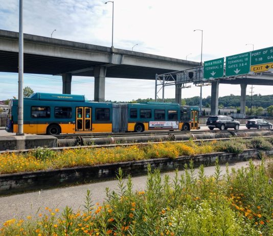 Metro Planning 15% Service Cut This Fall, Fares Returning in July Metro heads toward West Seattle via Spokane Street low bridge. (Photo by Doug Trumm)