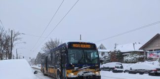 A Metro bus operating on a snowy Beacon Hill. (Owen Pickford)