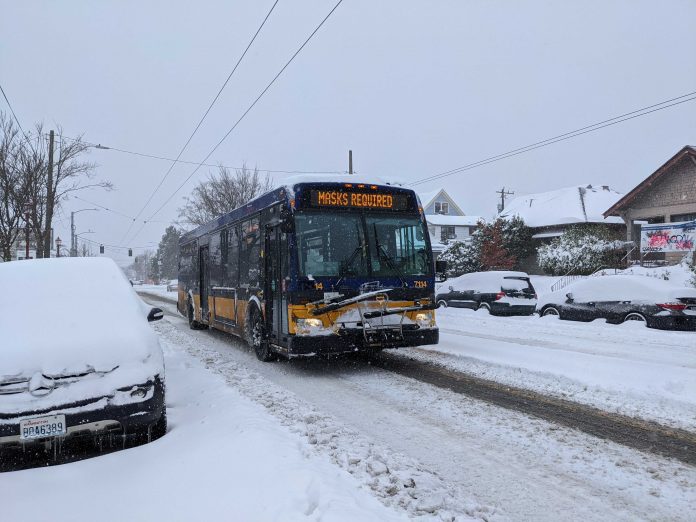 A Metro bus operating on a snowy Beacon Hill. (Owen Pickford)