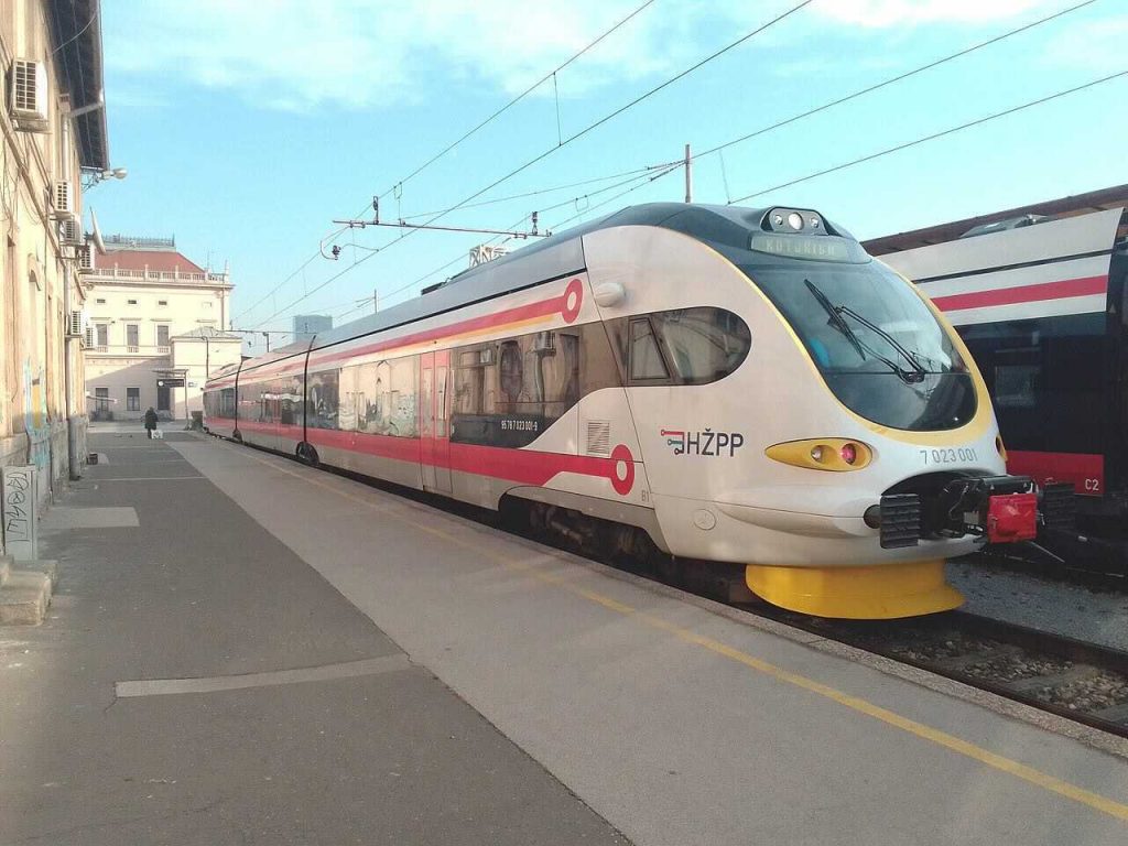 A diesel multiple unit at Zagreb Central Station. (Dorianbezak from Wikipedia)