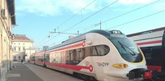 A diesel multiple unit at Zagreb Central Station. (Dorianbezak from Wikipedia)