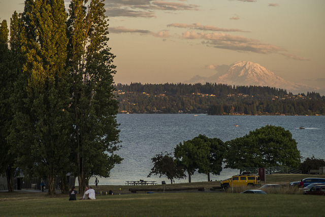 Magnuson park shore with Mt. Rainer in the background