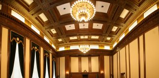 A photo pf the Washington State Court interior chamber.