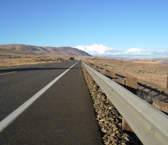 Washingtonians Oppose Funding for Highway Expansion, Poll Indicates A close up view of a highway in an arid landscape.