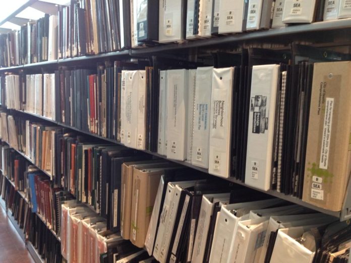 A photo of books on a library shelves.