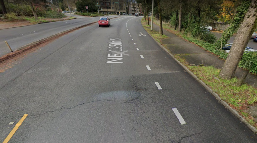 A dashed line that turns into a turn lane in advance of an intersection on NE 125th Street