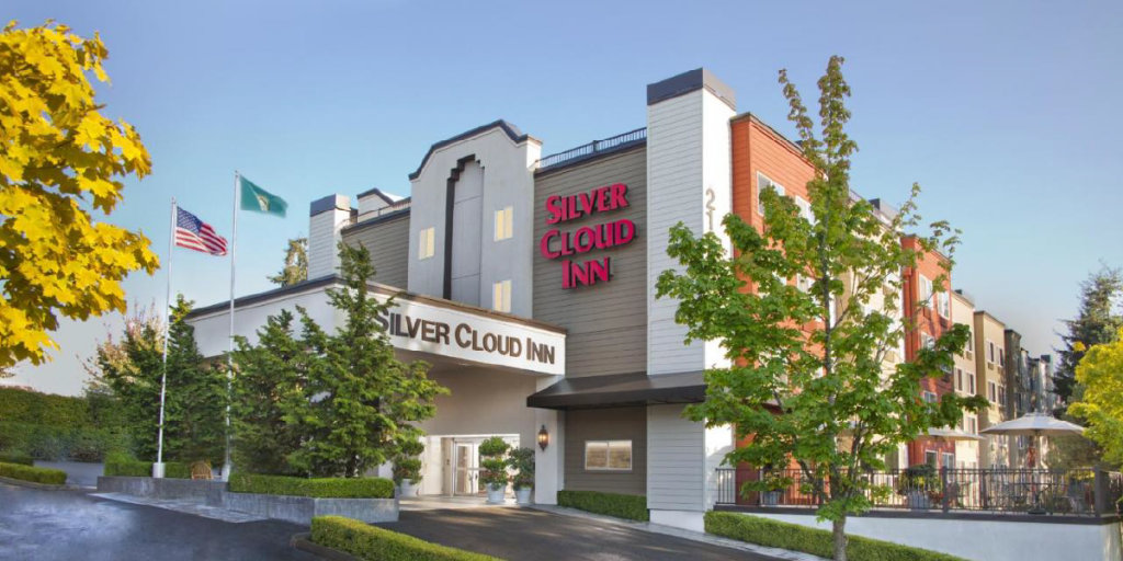 โรงแรมพร้อมโรงรถที่อ่านว่า Silver Cloud Inn