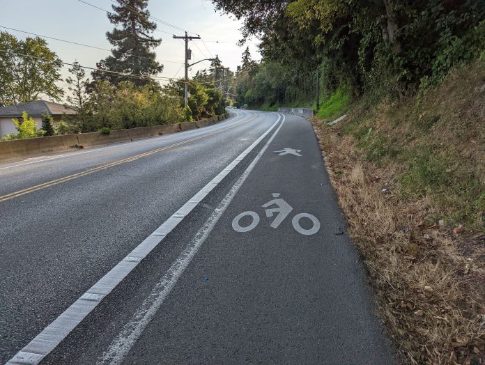 NE Juanita Dr and its unprotected pedestrian path