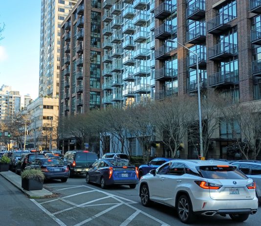 Seattle Requests Federal Help in Planning “Low-Emission Neighborhoods” A backup of cars stretches from one end of the photo to the other