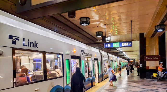 Eliminating Second Seattle Rail Tunnel Could Save $4.5B, But With Major Impacts, Delays Passengers board and disembark at Westlake Station's northbound platform.
