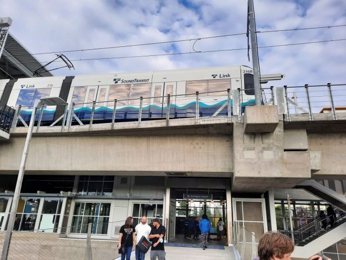 Passengers at Northgate Station bridge by The Urbanist 20211002