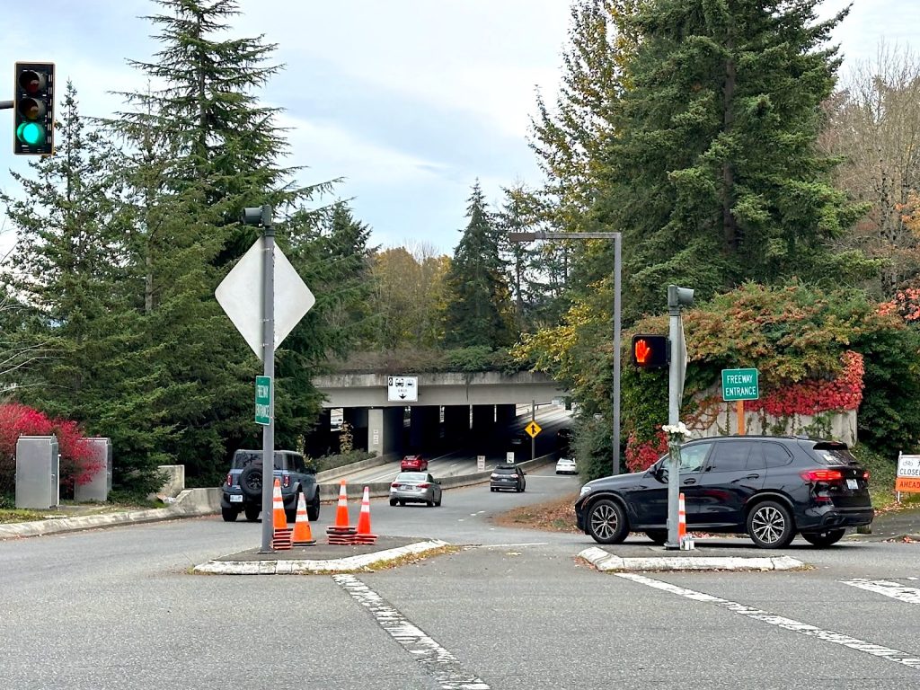 Cars coming and going from Mercer Island under the highway lid.