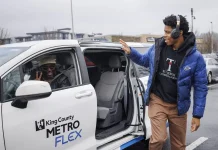 Metro Flex’s Mixed Bag of Reviews May Impact Its Future A passenger exits a Metro Flex van and waves to the driver.