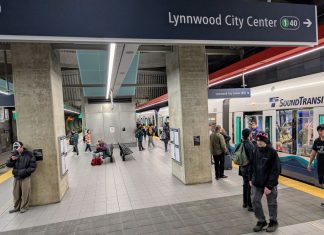 Seattle Braces for Downtown Light Rail Closure and I-5 Bridge Work A crowded northbound train unloads at U District Station with dozens waiting on the platform for the southbound train.