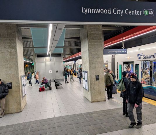 Sound Transit to Suspend Downtown Link Service on Sunday for Maintenance Work A crowded northbound train unloads at U District Station with dozens waiting on the platform for the southbound train.