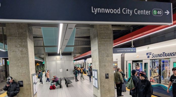 Seattle Braces for Downtown Light Rail Closure and I-5 Bridge Work A crowded northbound train unloads at U District Station with dozens waiting on the platform for the southbound train.