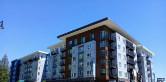 A six story apartment building in Sammamish next to a roundabout