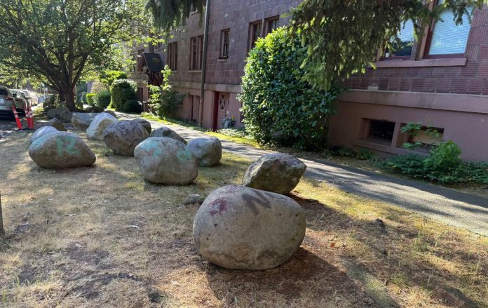 Tacoma anti-homeless rocks outside apartment building - Casas