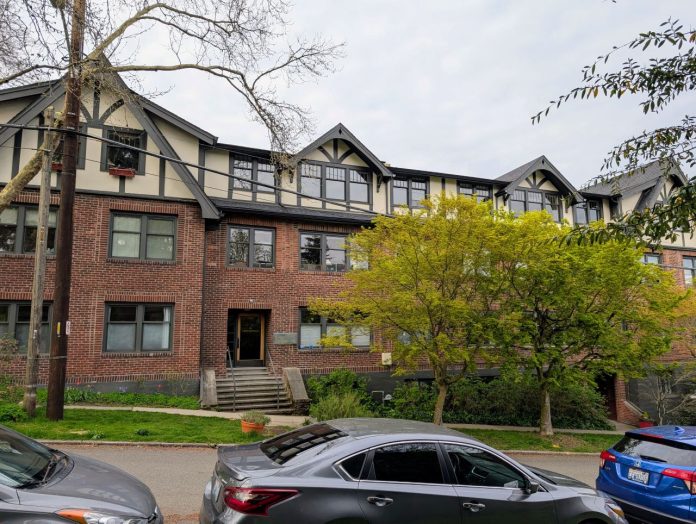 A three story brick apartment building.